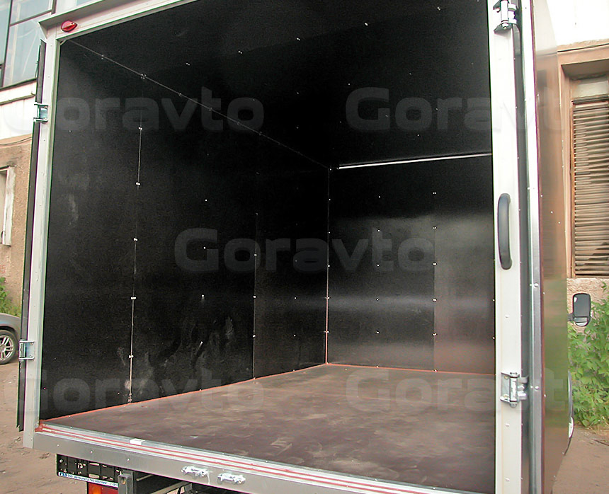 Обшивка промтоварного фургона коричневой ламинированной фанерой: Вид со стороны задних дверей