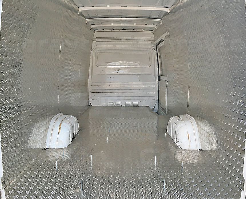 Оборудование мобильного шиномонтажа на основе фургона Mercedes-Benz Sprinter Classic: Обшивка алюминием «Квинтет» с подложкой из берёзовой фанеры