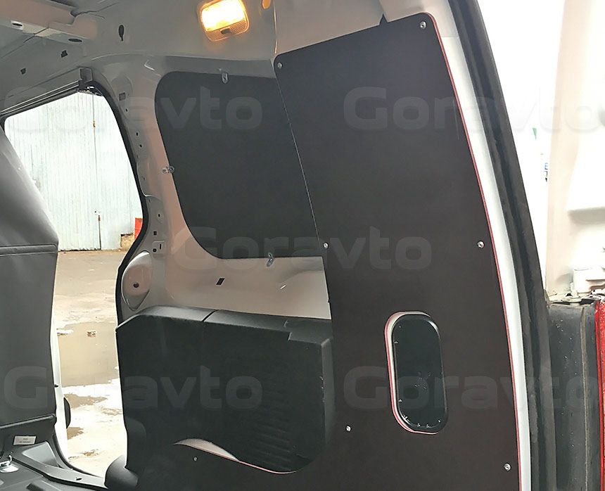 Обшивка ламинированной фанерой фургона Peugeot Partner: Стена и боковая дверь