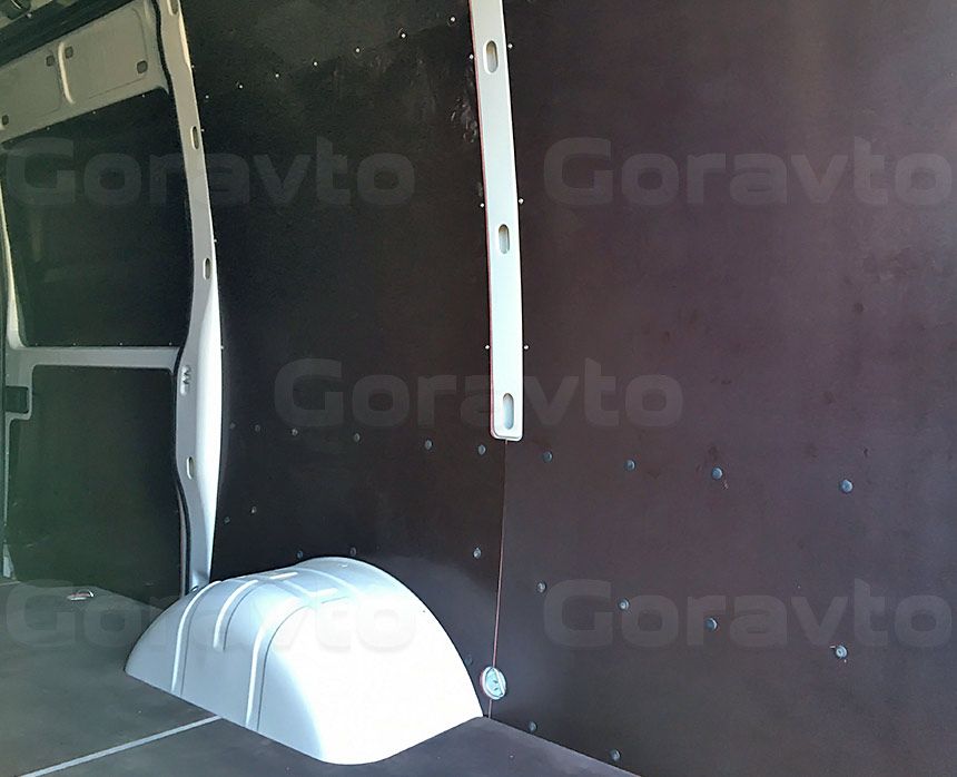 Обшивка ламинированной фанерой фургона Iveco Daily: Стены, пол и боковая дверь