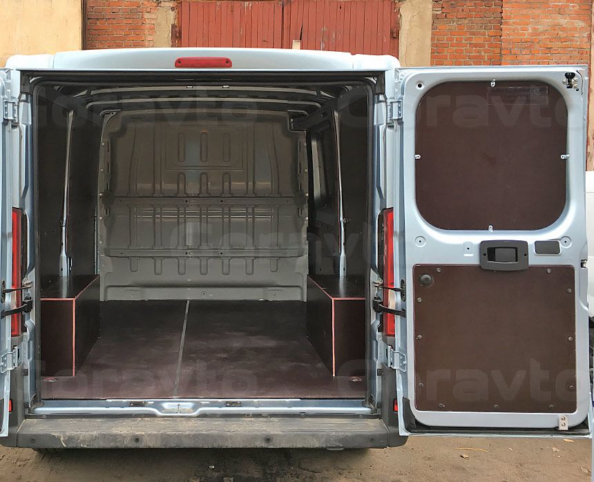 Обшивка фургона Fiat Ducato коричневой ламинированной фанерой: Вид со стороны задних дверей