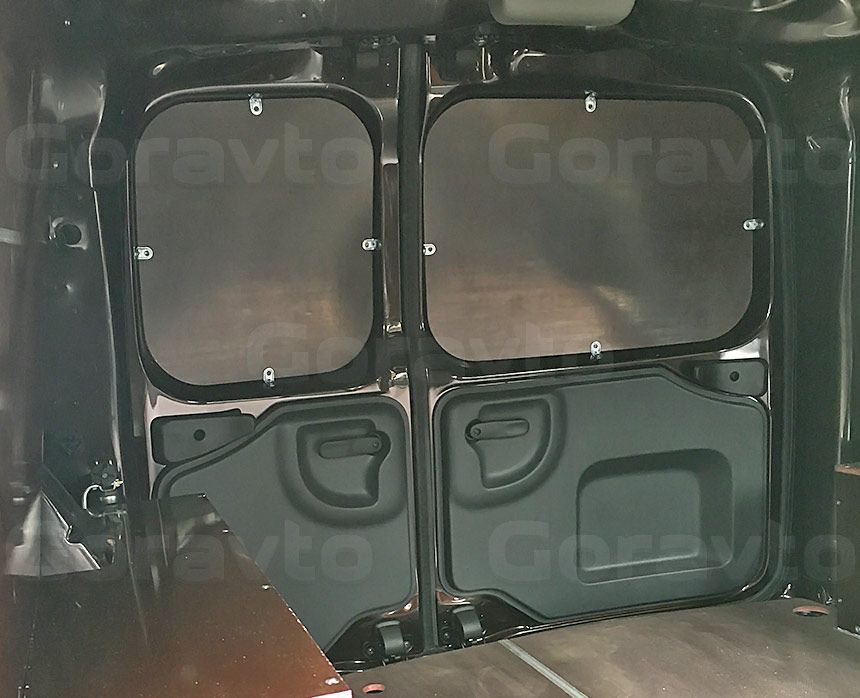 Обшивка ламинированной фанерой фургона Lada Largus: Задние двери, пол и арки