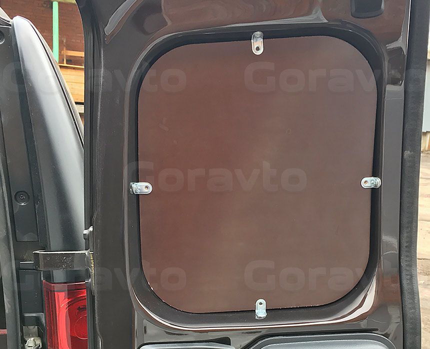 Обшивка ламинированной фанерой фургона Lada Largus: Задняя дверь