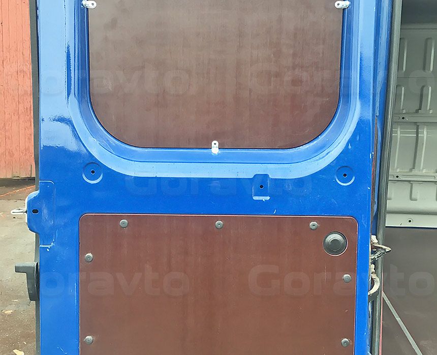 Обшивка ламинированной фанерой небольшого фургона Fiat Ducato: Задняя дверь