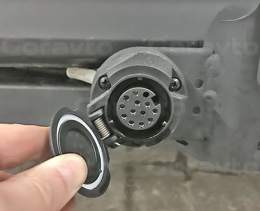 Установка фаркопа на фургон Volkswagen Crafter 2018: Розетка