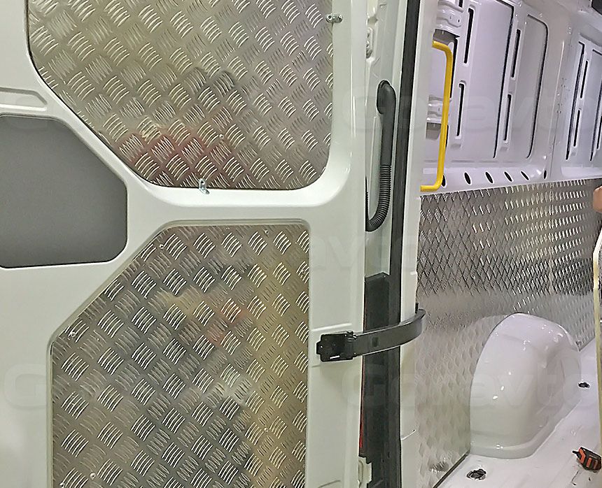 Установка алюминиевой обшивки в фургон Volkswagen Crafter: Задние двери и стены