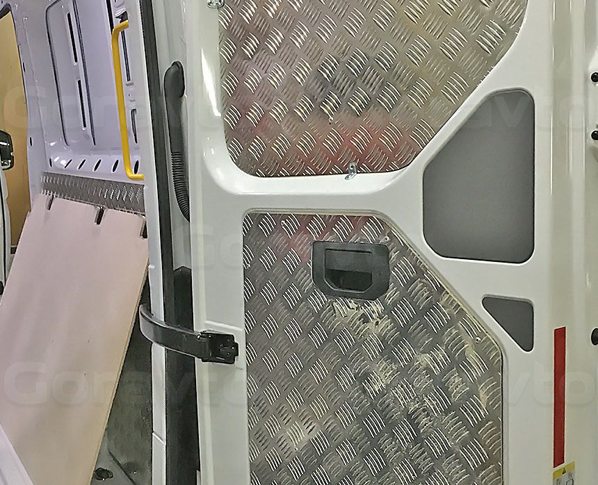 Установка алюминиевой обшивки в фургон Volkswagen Crafter: Задние двери