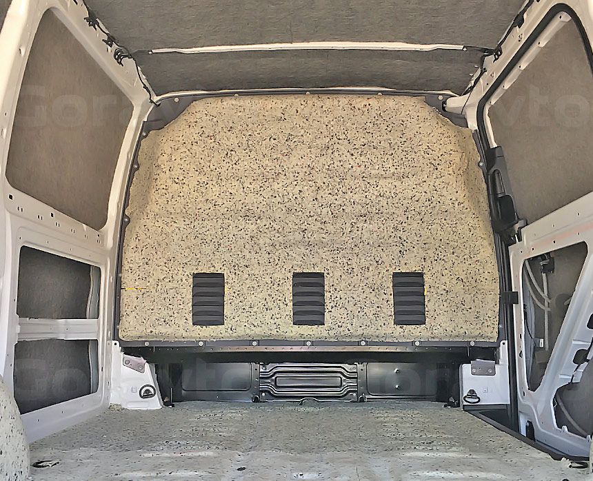Шумоизоляция перегородки за водителем в фургоне Mercedes-Benz Vito: Шумоизолированная перегородка