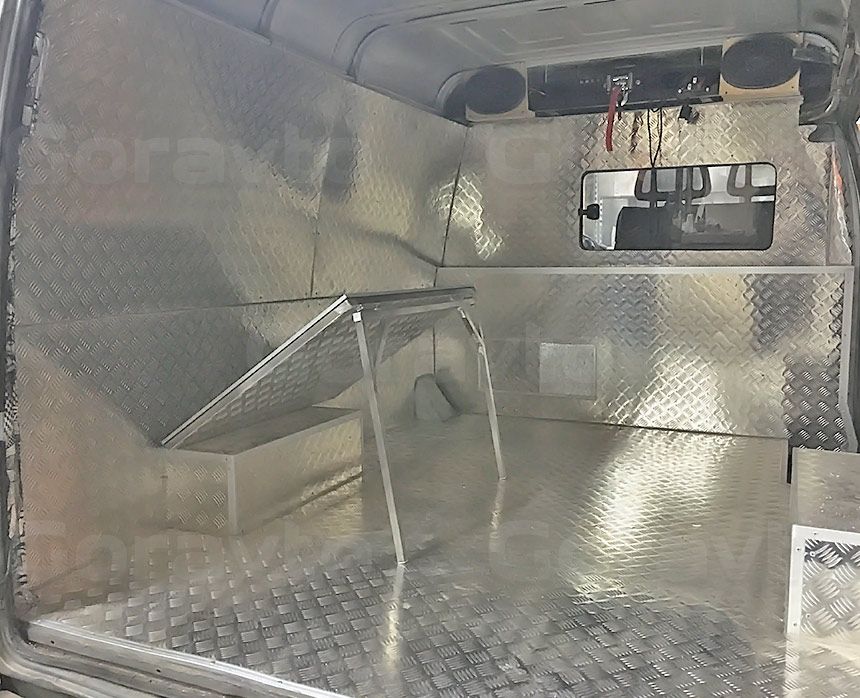 Автомобиль для охоты на основе фургона ГАЗ Соболь: Откидной столик в фургон