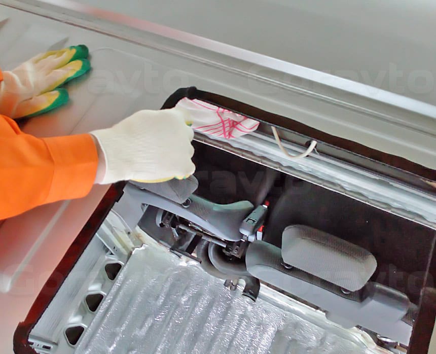Установка люка в грузопассажирский фургон Fiat Ducato: Обработка отверстия под люк на крыше фургона