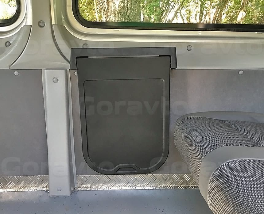 Установка складного столика в пассажирский отсек фургона Ford Transit: Откидной столик для фургона в сложенном состоянии