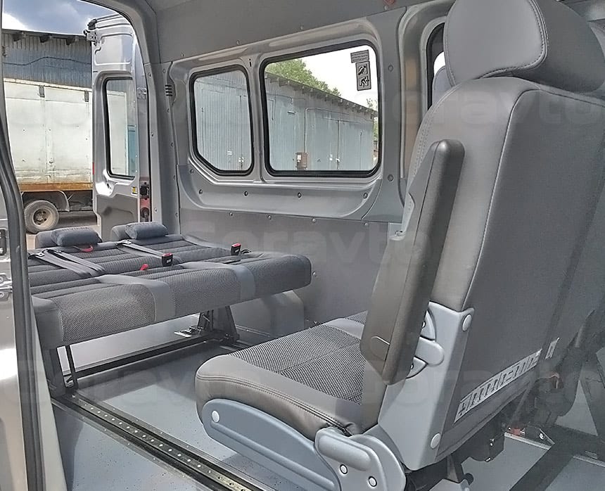 Переоборудование грузового фургона Ford Transit в пассажирский: Раскладываемые в кровать сиденья