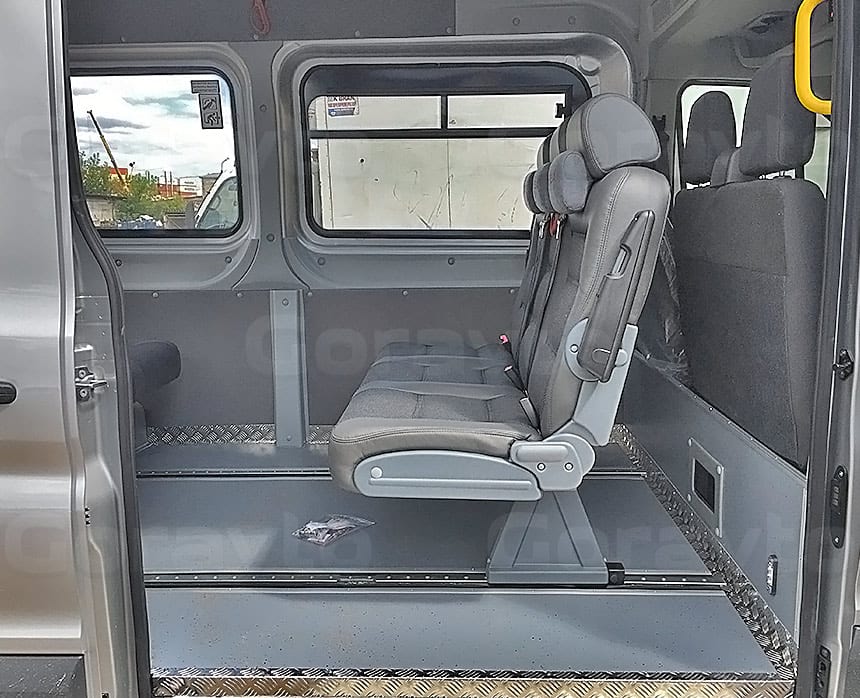 Переоборудование грузового фургона Ford Transit в пассажирский: Разворотные сиденья для фургона