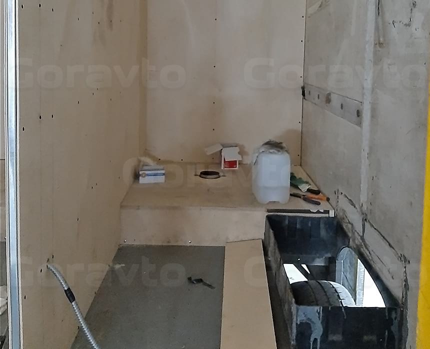 Обшивка березовой фанерой стен, перегородки и потолка кабинки мобильного туалета