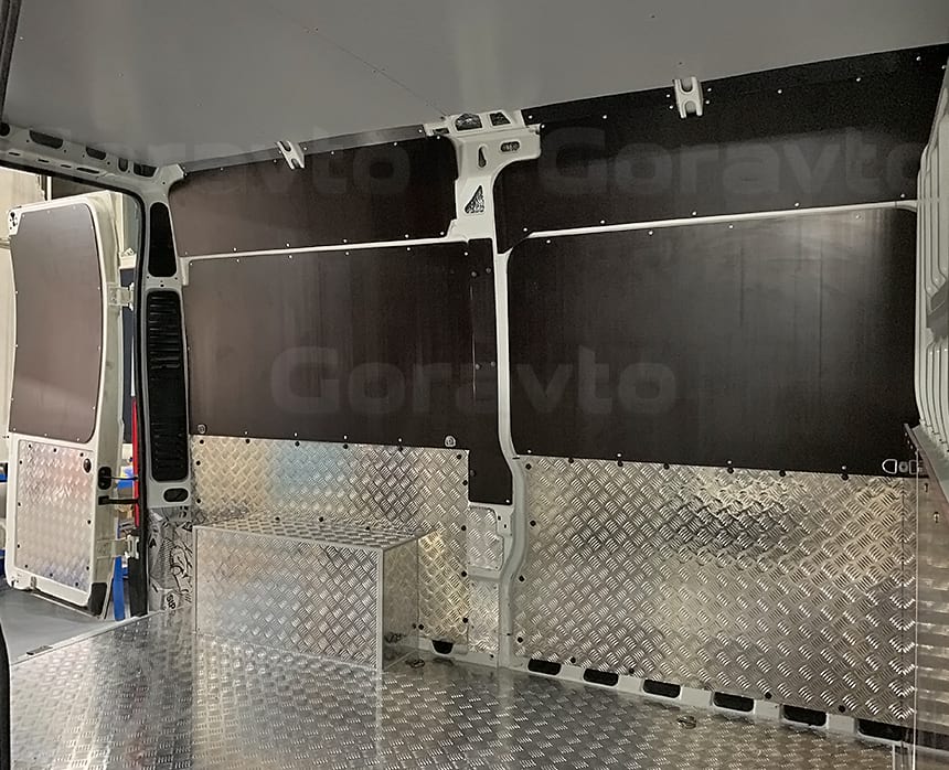 Обшивка стен и дверей на высоту 75 см алюминием квинтет цельнометаллического фургона
