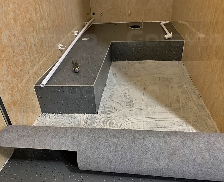 Проклейка автомобильного линолеума в кабинках туалета